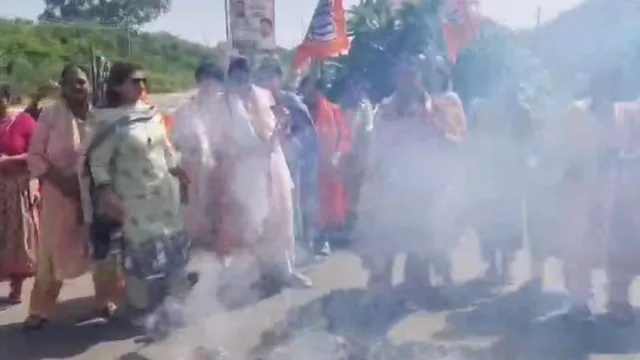 जेएनयू छात्राओं के यौन उत्पीड़न मामले में भाजपा का विरोध, पंचकूला में फूंका राहुल गांधी का पुतला
